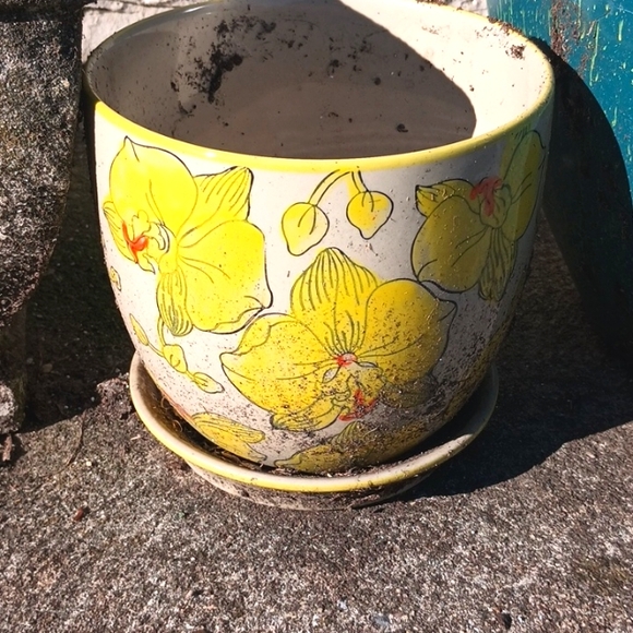 Vintage Yellow Planter for indoors or Outside Cala Lily Design w pan - Picture 2 of 3